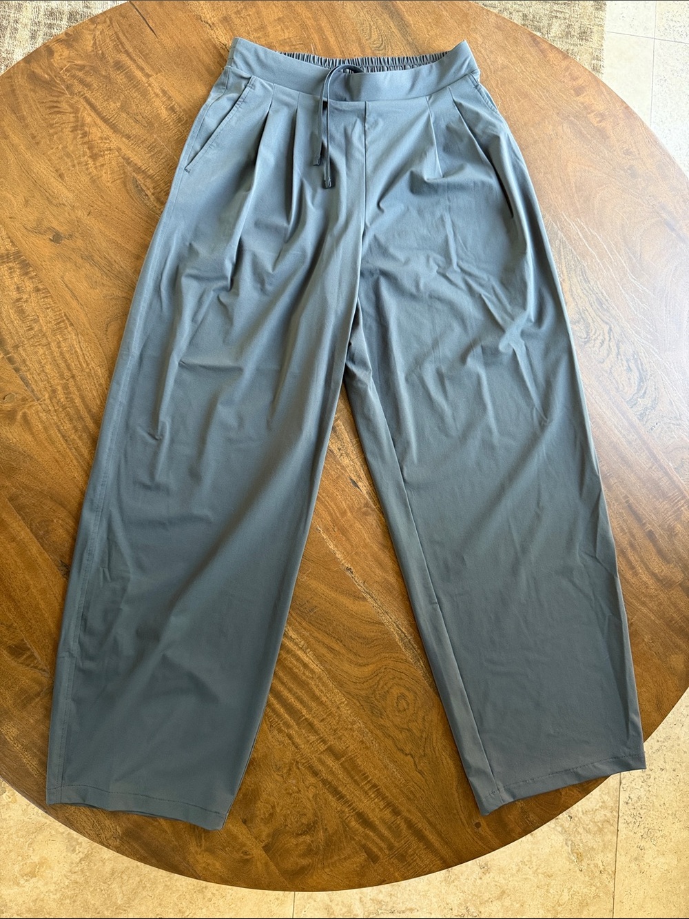 Uniqlo Women’s Wide-Leg Athletic Pants in Gray Size S Inseam 27” Waist 25.5-28”